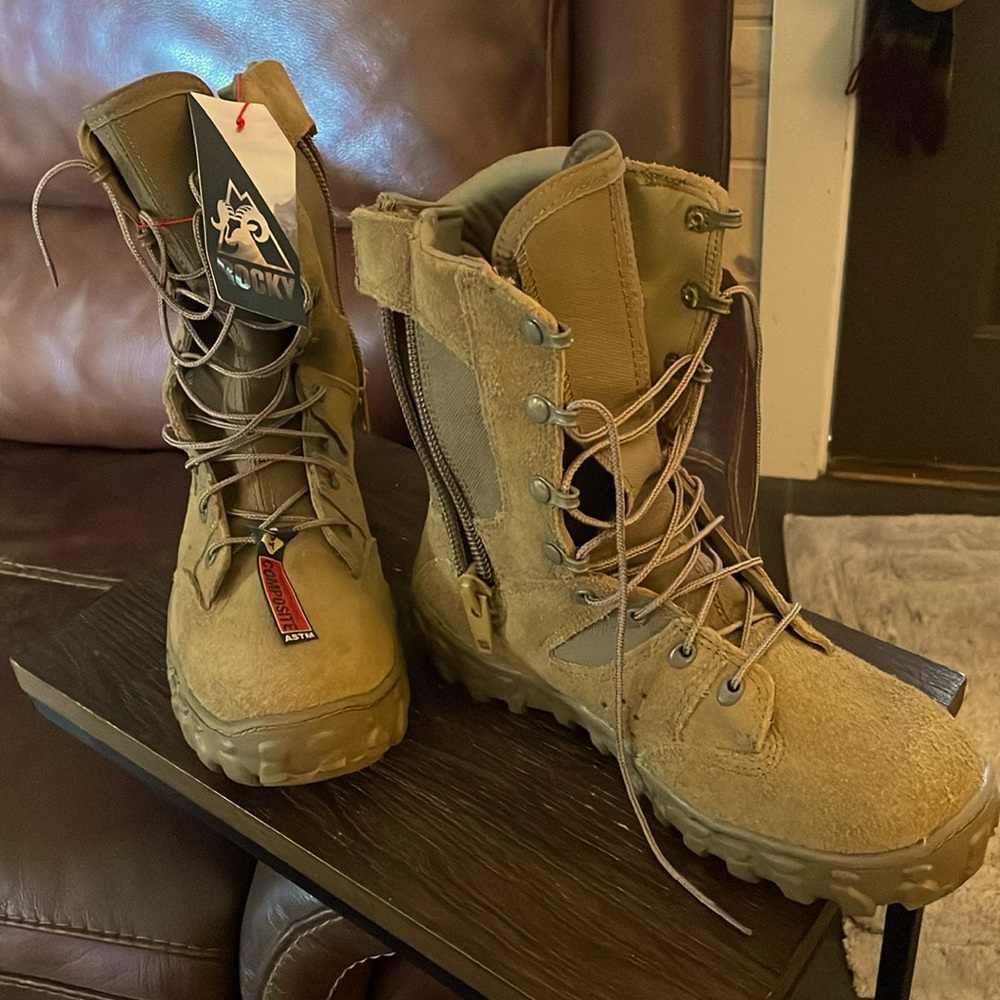 Size 7.5 men’s rocky military composite toe boots brand new .